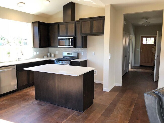 Foto del edificio - Newer Three bed, 2.5 bath Talent Home | Av...