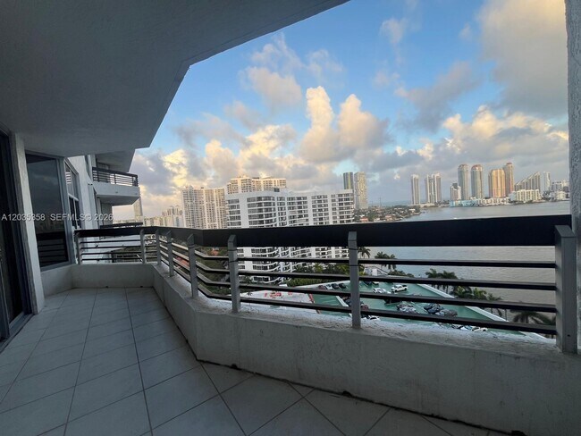 Foto del edificio - 3530 Mystic Pointe Dr