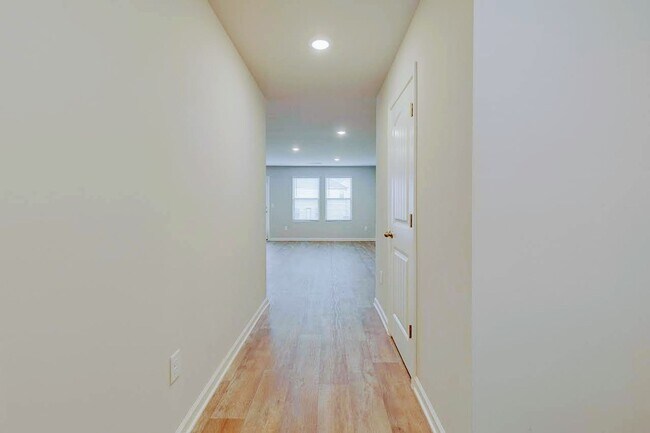 Building Photo - Beautiful Rental Home Features 5 Beds/3.5 ...