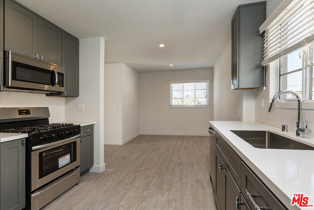 Foto principal - 1109 1/2 S Bronson Ave