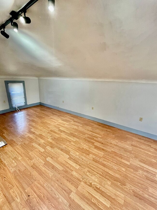 Building Photo - 1317 6th Ave