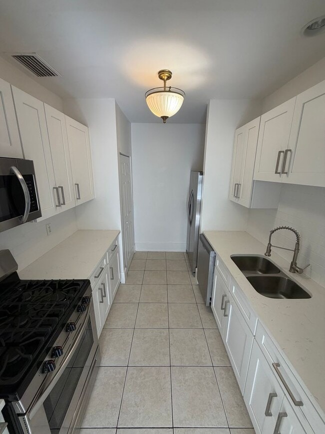 Building Photo - Modern Downtown Living — Steps from Everything St. Pete Has to Offer!