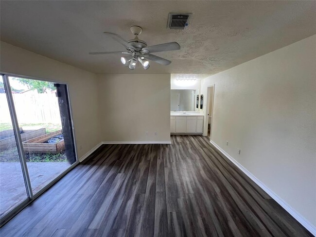 Building Photo - 9806 Hummingbird St