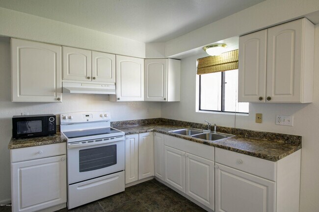 Building Photo - 6615 E Hawk Dr