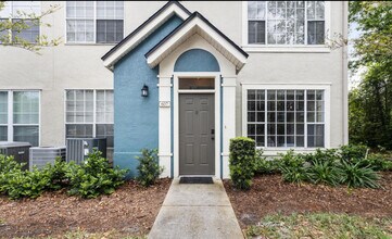 Building Photo - 13700 Richmond Park Dr N