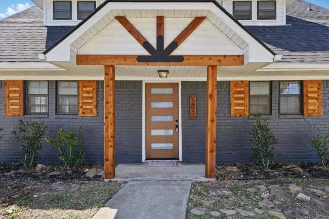 Building Photo - 1912 Sierra Dr