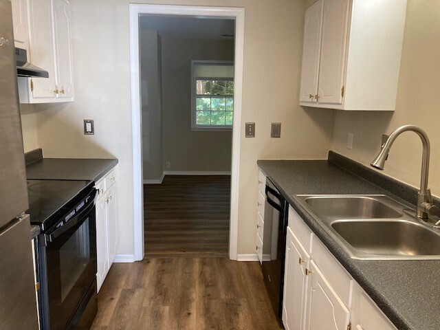 Building Photo - 3 BR 2.5 BA End Unit Townhouse