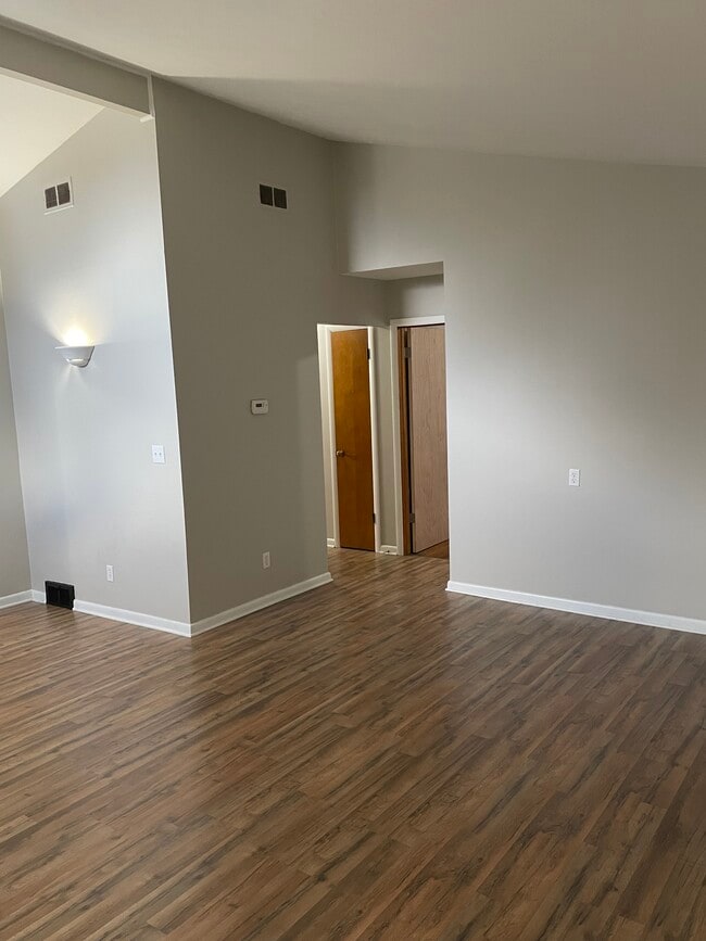 Building Photo - 1616 Maxen Dr