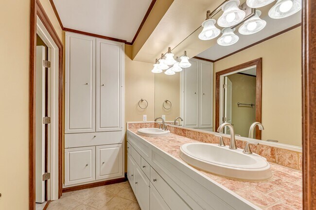 Building Photo - 516 S Post Oak Ln