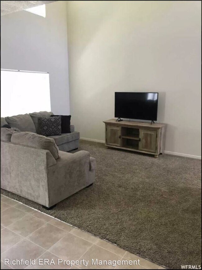 Building Photo - 3 br, 2 bath House - 1029 North Plaza Drive