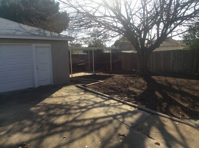 Building Photo - NEW LISTING