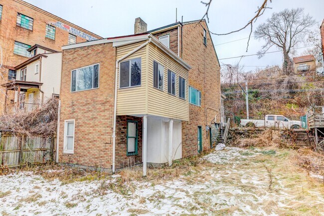 Building Photo - Available NOW  - Spacious 4+ Bedroom Home ...