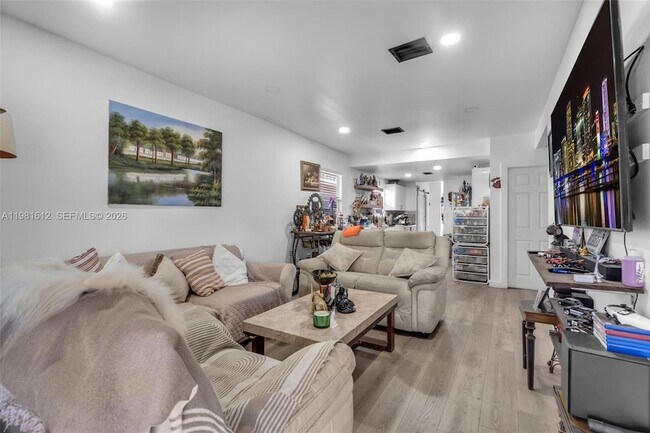 Foto del edificio - 3055 NW 23rd Ave