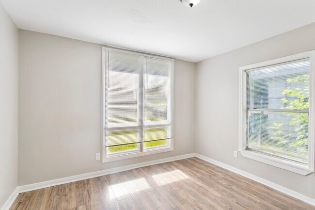 Building Photo - 208 1st St
