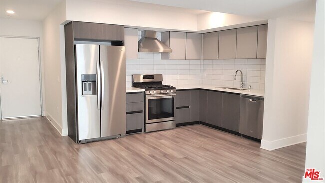 Foto del edificio - 5030 Rosewood Ave