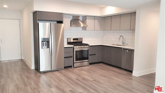 Building Photo - 5030 Rosewood Ave