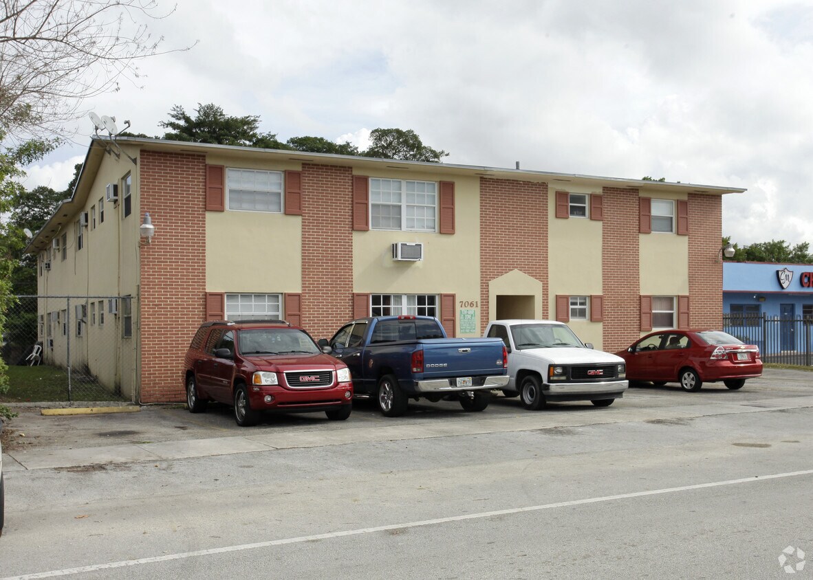 Foto principal - 7061 W 14th Ct