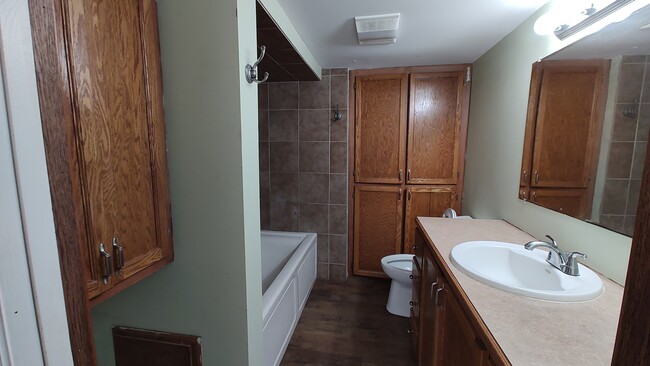 Full Bathroom - 202 Coles St