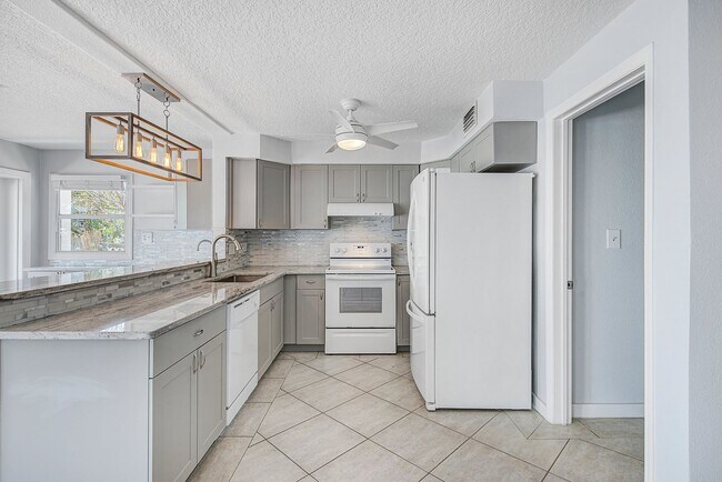 Foto del edificio - Waterfront 3BR/2BA Home – Walk to Beach + Boat Lift – $500 Off!