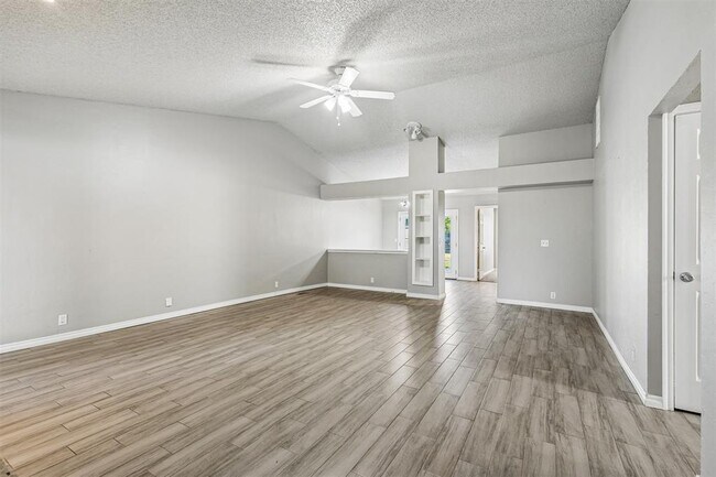Foto del edificio - 217 Cypress Dr