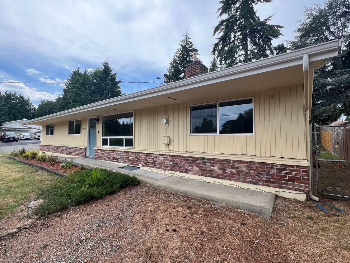 Primary Photo - Recently Renovated Spacious Rambler with M...