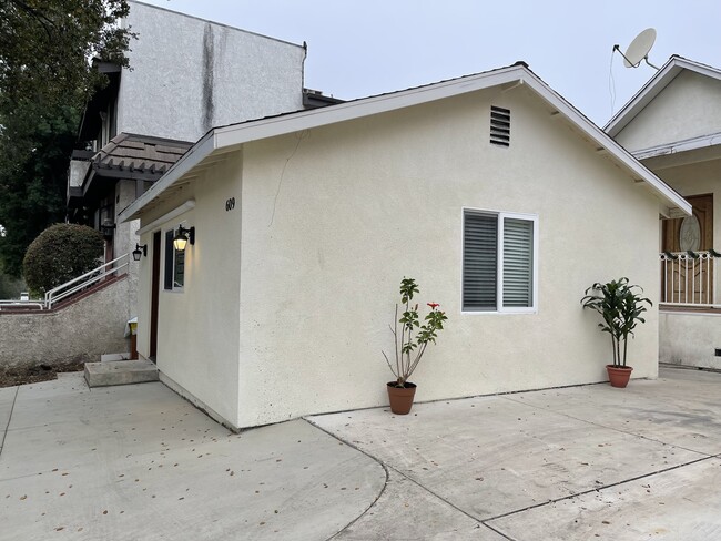 Building Photo - 609 E Olive Ave