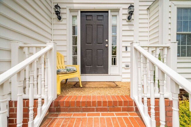 Building Photo - Beautiful 5 Bedroom 3.5 Bath Home in Glen ...