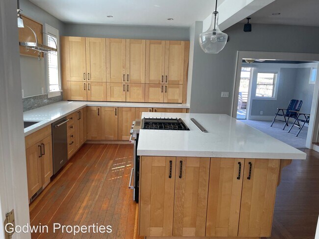 Foto del edificio - 4 br, 3 bath House - 627 L St