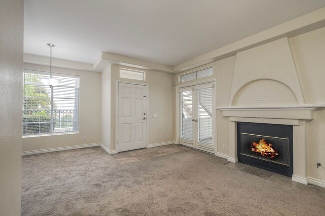 Building Photo - 2Bed/2Bath End Unit in Gated Community~ Ra...