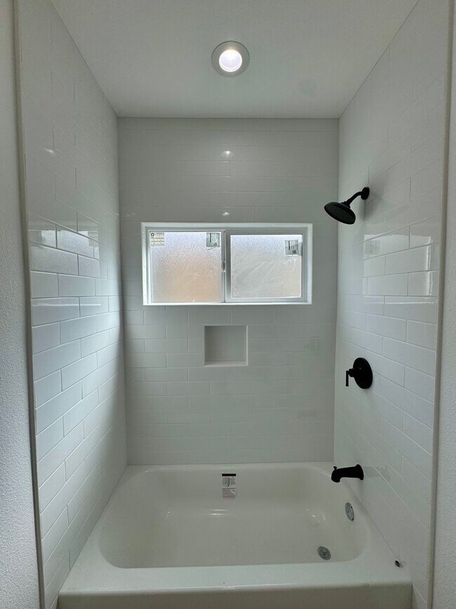 Foto del edificio - Large New Construction 1 bed 1 Bath Apartment for Rent In Long Beach!