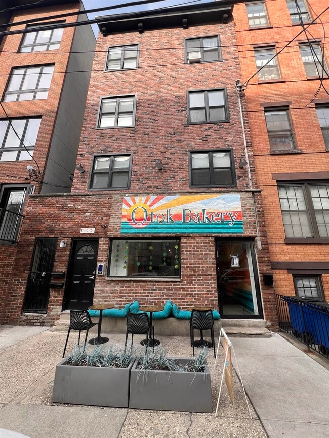 Building Photo - 506 Grand St