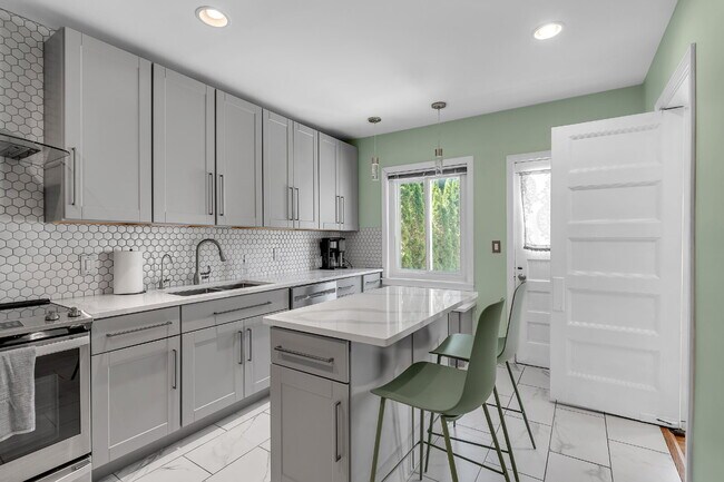 Foto del edificio - Furnished 4-Bedroom Home with a Private Pool near Elmwood Village
