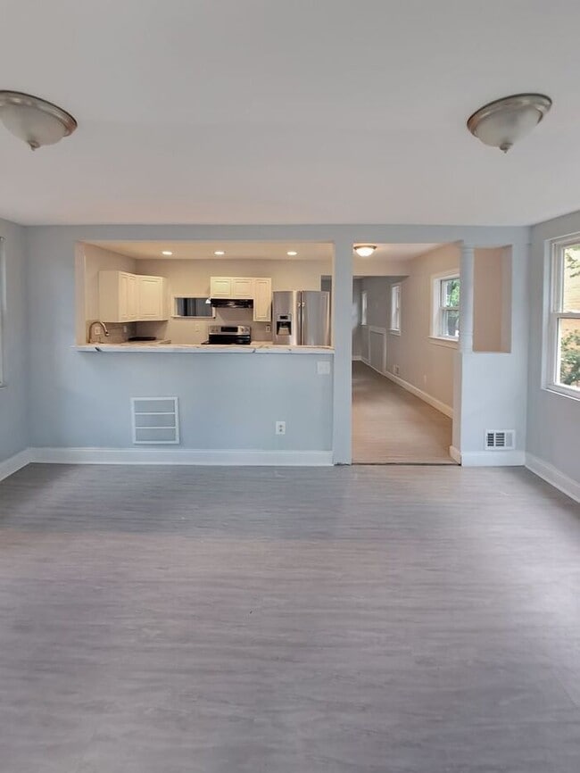 Building Photo - Mid-Century Modern SFH 3-Level, All Utilit...