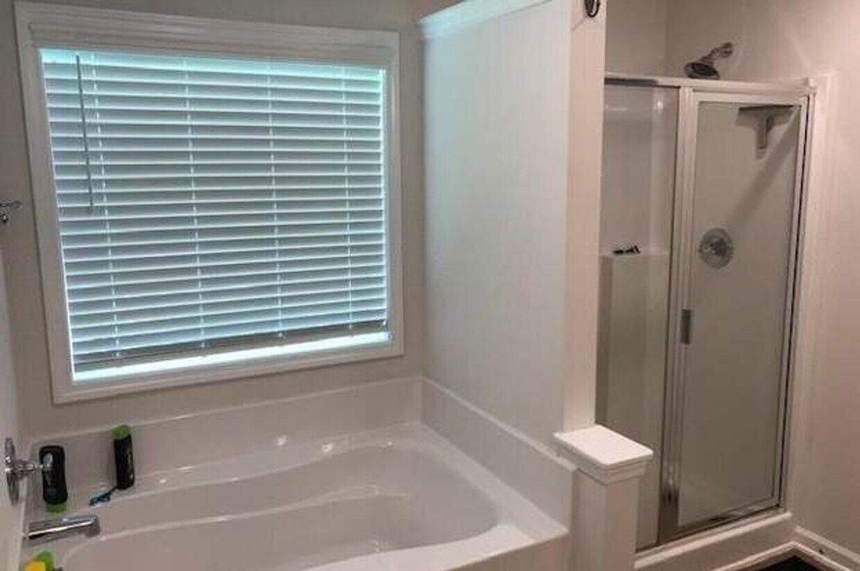 Foto del edificio - 4Bed/2.5Bath 2729 sq ft home located in Burnside Farms