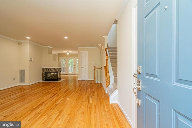 Building Photo - 1275 Quaker Hill Dr