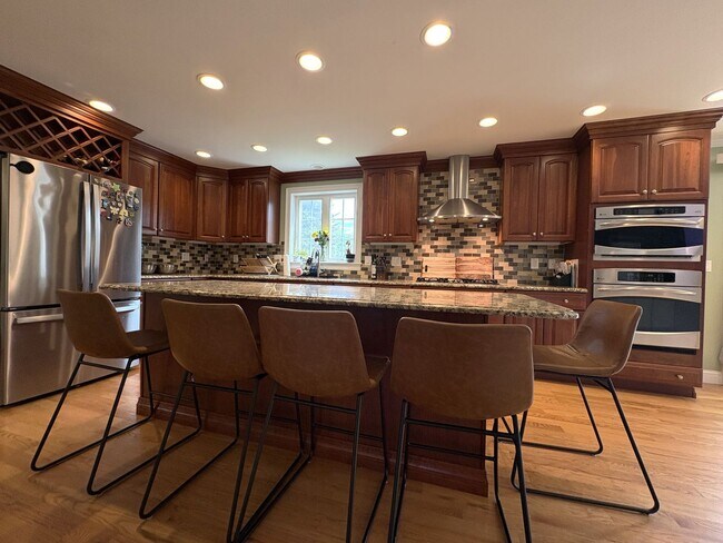 Foto del edificio - Impressive and meticulously maintained 4 bedroom Single Family Home in Tewksbury, MA