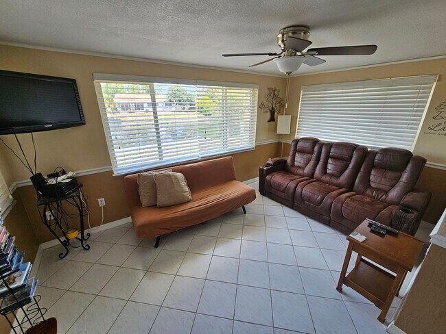 Sala de estar familiar: sillón reclinable de 3 plazas y un futón extraíble - 3931 Sail Dr