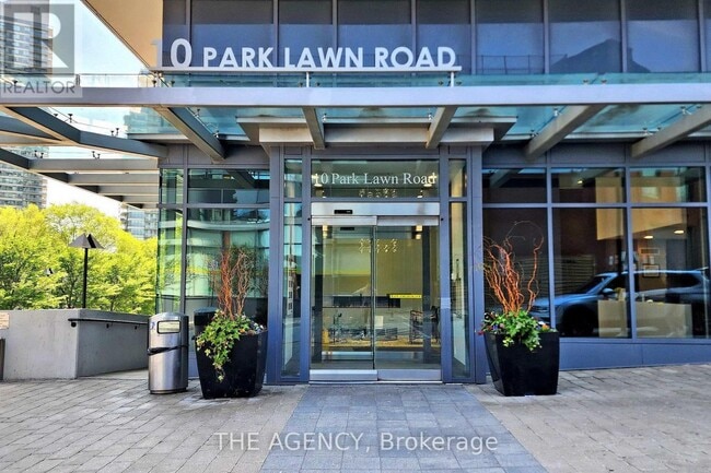 Building Photo - 10 Park Lawn Rd