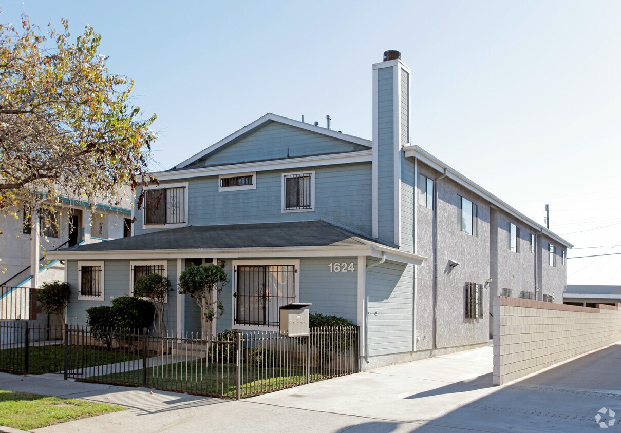 Primary Photo - 1624 W 207th St