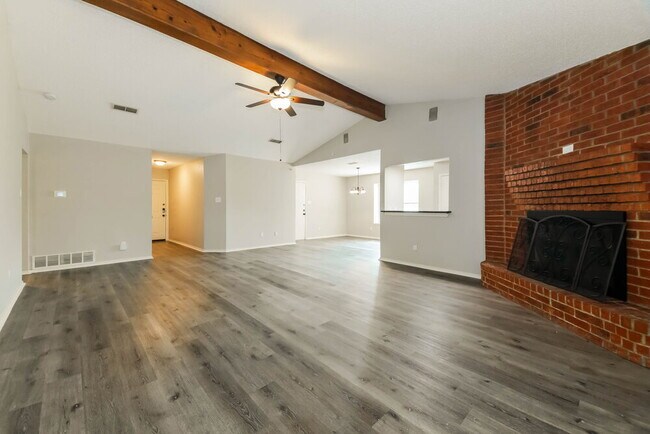 Foto del edificio - 7618 Creek Wood Dr