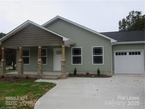 Building Photo - 917 Oakwood Ave