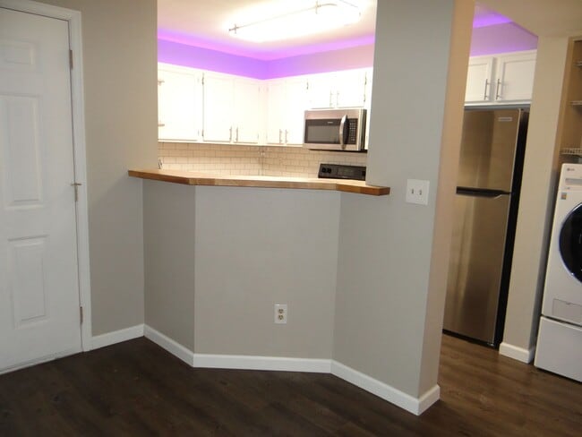 Foto del edificio - 1 bed 1 bath condo with 650 sf. off Jewell and Sheridan