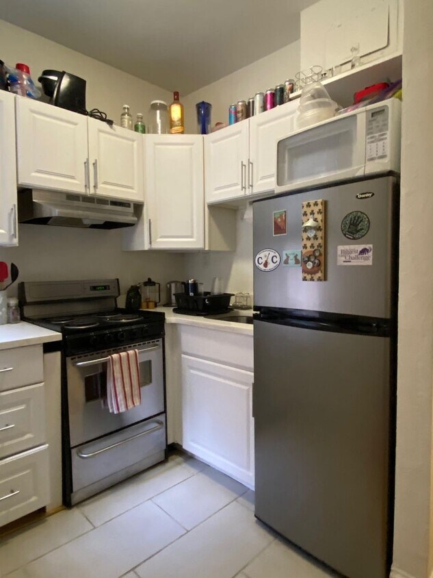 Primary Photo - Nicely updated 2 bed 2 bath unit in the he...