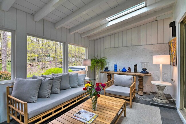 Foto del edificio - 28 Holiday Dr