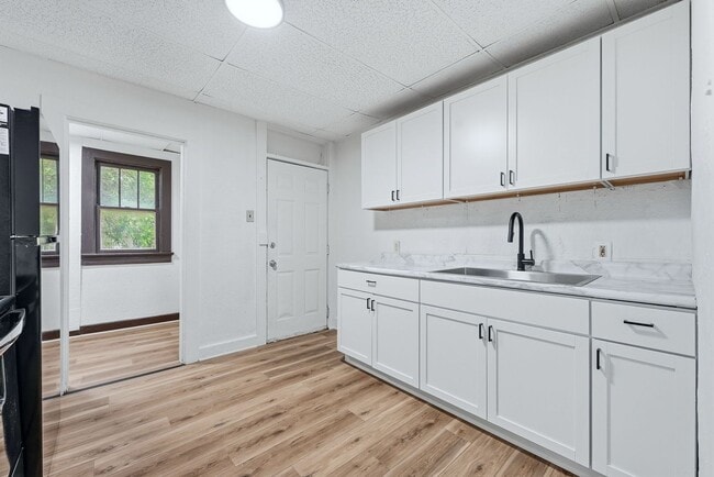 Building Photo - Freshly Updated 3BR Home