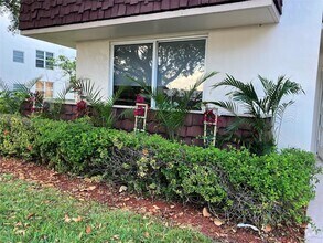 Building Photo - 2601 S Palm Aire Dr