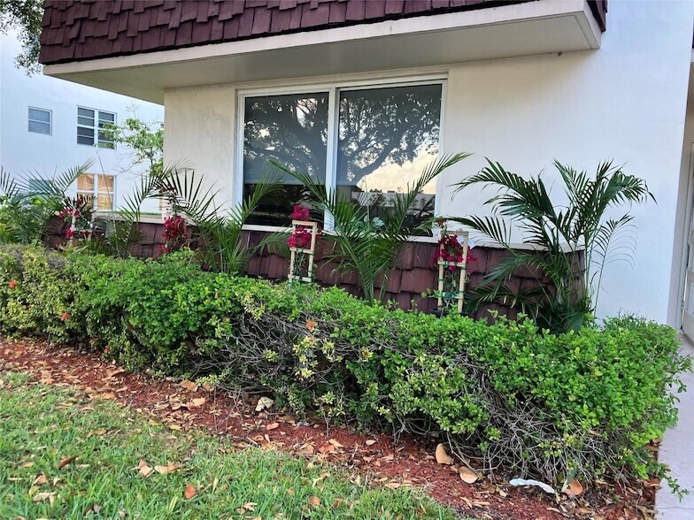 Foto principal - 2601 S Palm Aire Dr