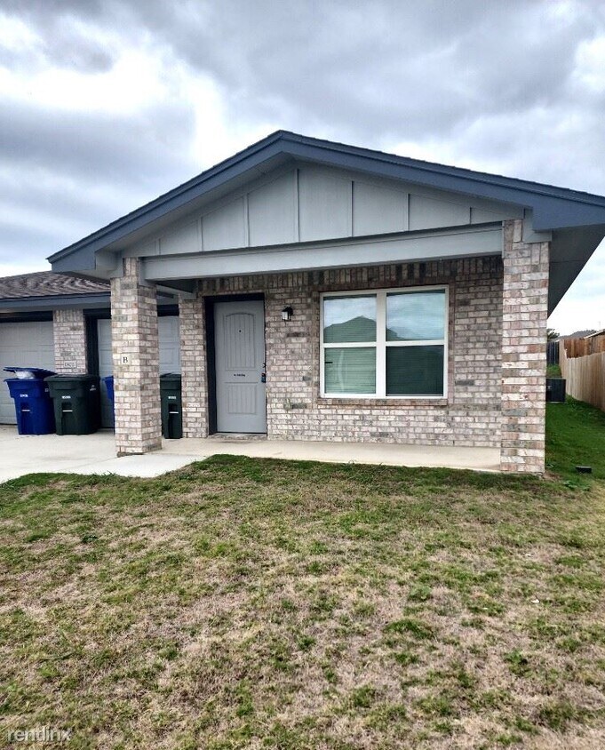 Primary Photo - 3 br, 2 bath Duplex - 1806 Castroville Trl B