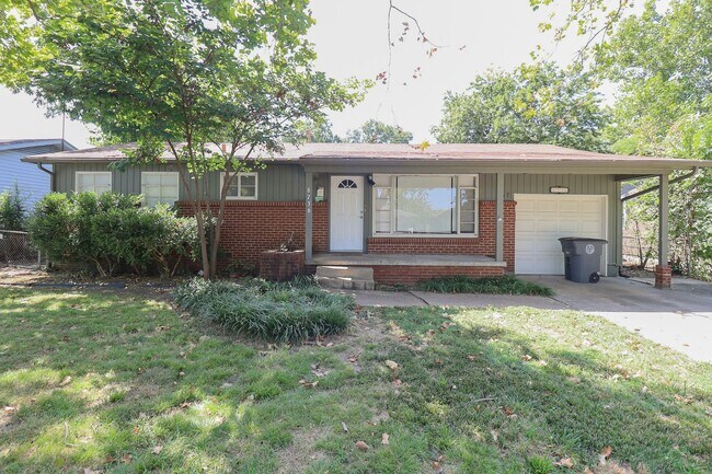 Building Photo - 3 Bed | 1 Bath in Midtown!