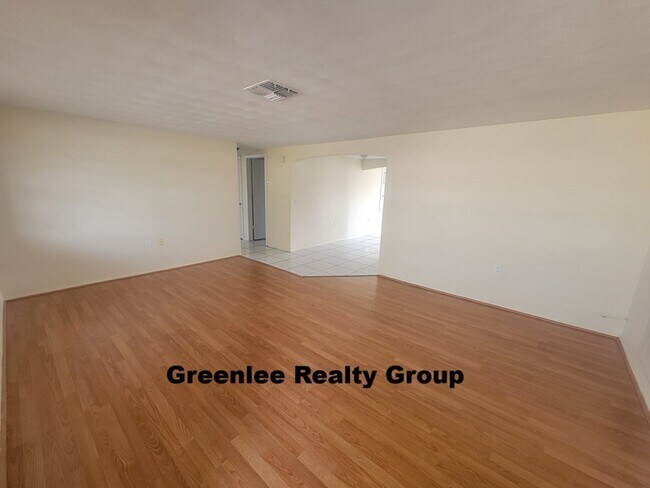 Building Photo - Spacious 2 Bedroom / 2 Bathroom Home with Bonus Living Area & Garage!